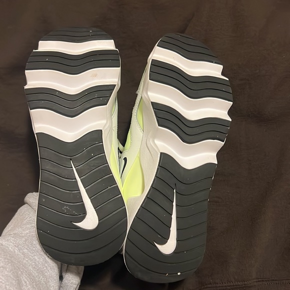 Nike RYZ 365 Barely Volt - Picture 5 of 6